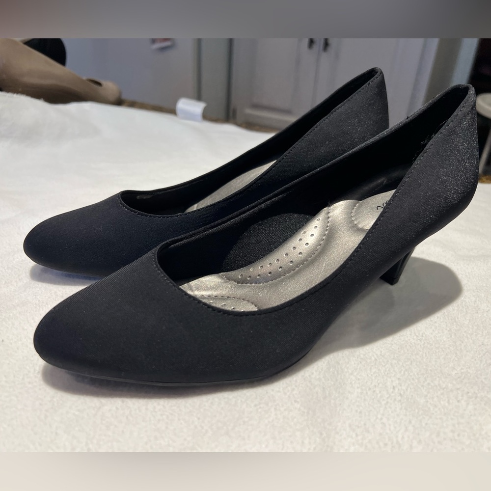 Abella size 8 black heels